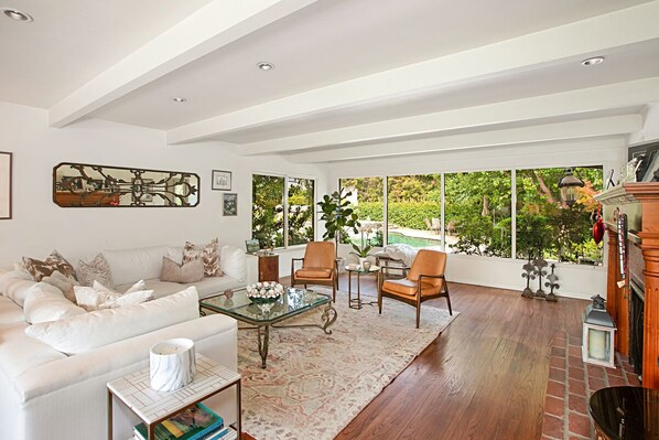 Smart TV, fireplace, books, stereo