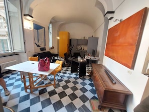 Departamento familiar | Área de sala de estar | Televisión de pantalla plana de 55 pulgadas con canales por cable 