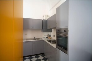 Departamento familiar | Cocina privada | Refrigerador con congelador, microondas, horno y parrilla de estufa 