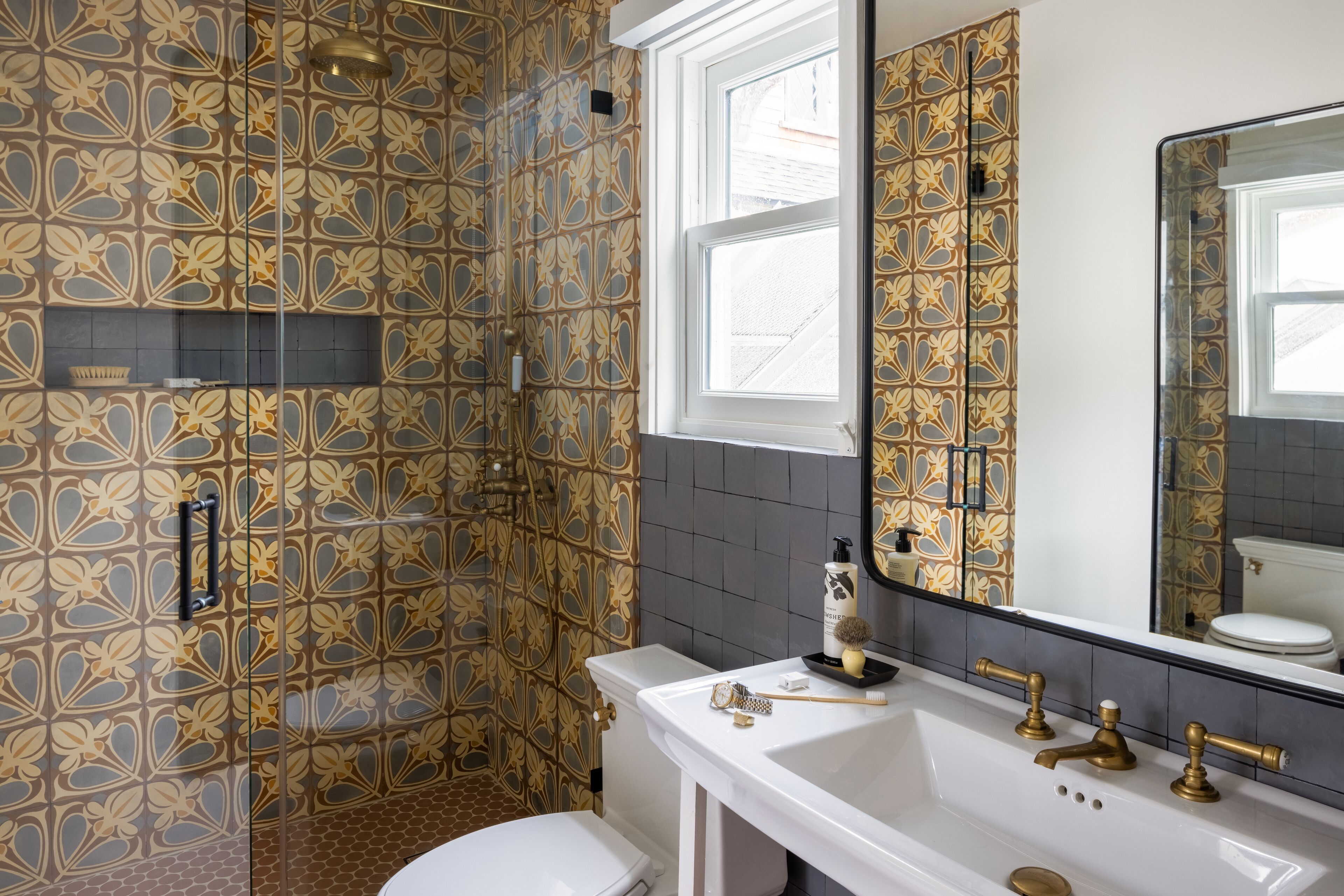 Hårføner, badekåper, håndklær og såpe