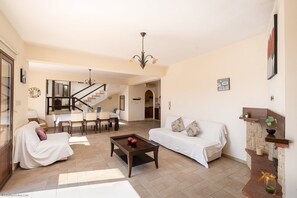 Télévision, cheminée, table de tennis de table