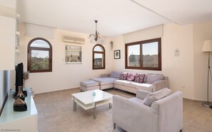 Télévision, cheminée, table de tennis de table