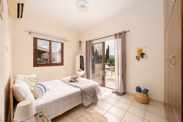 4 bedrooms, desk, iron/ironing board, WiFi