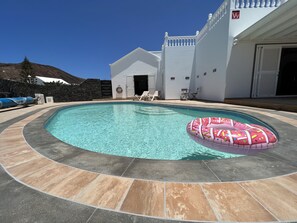 Utomhuspool och uppvärmd pool