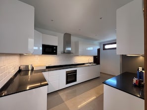 Réfrigérateur, micro-ondes, four, lave-vaisselle