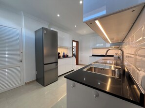 Jääkaappi, mikroaaltouuni, uuni, astianpesukone