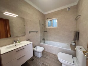 Douche, sèche-cheveux, serviettes fournies, papier toilette