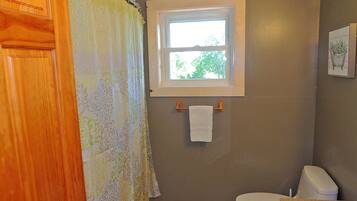 Een bad/douchecombinatie, een haardroger