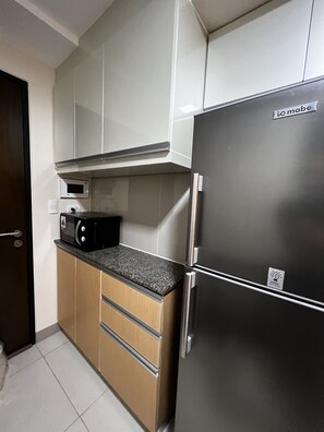 Kühlschrank, Mikrowelle, Herdplatte, Wasserkocher