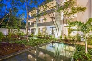A modern hotel with a pool, surrounded by lush greenery and trees. - Highline 101 By Sandy Powerful (Tulum)