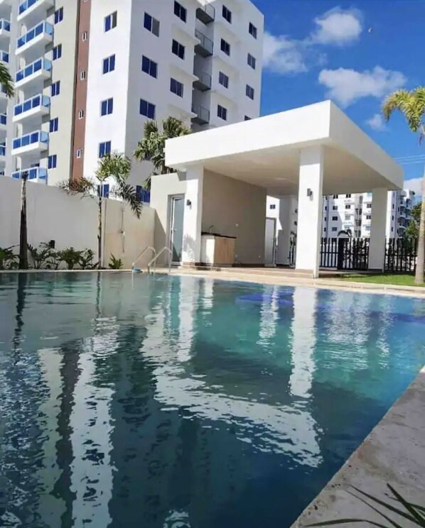 حمّام سباحة خارجي