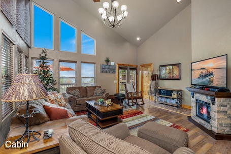 Smart TV, fireplace, DVD player. The Cowskin Cabin - Lakeview, great for fishermen, families and friends!