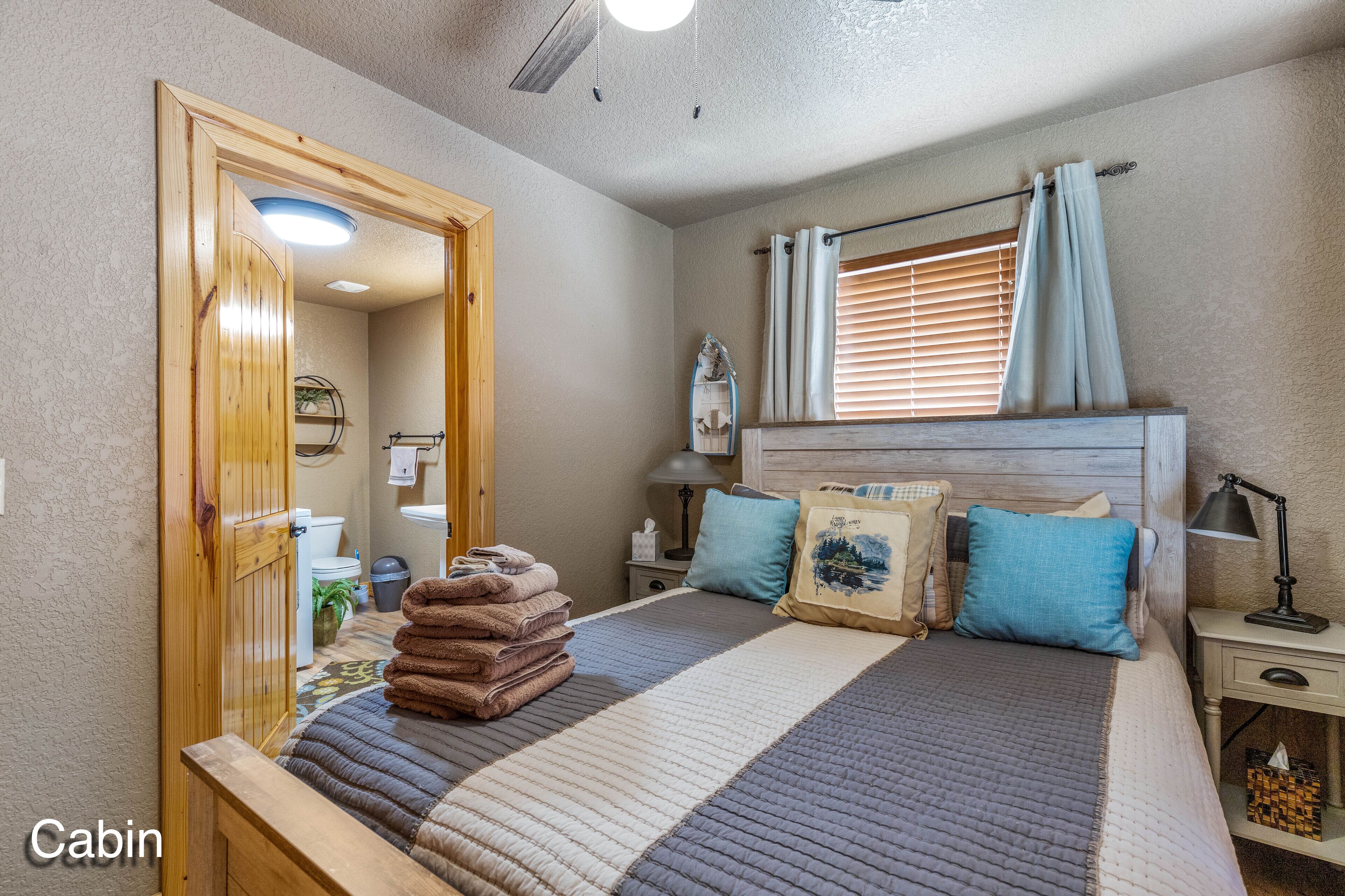 2 室のベッドルーム、旅行用ベビーベッド、WiFi (無料)、ベッドシーツ