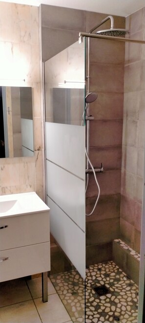 Douche, sèche-cheveux