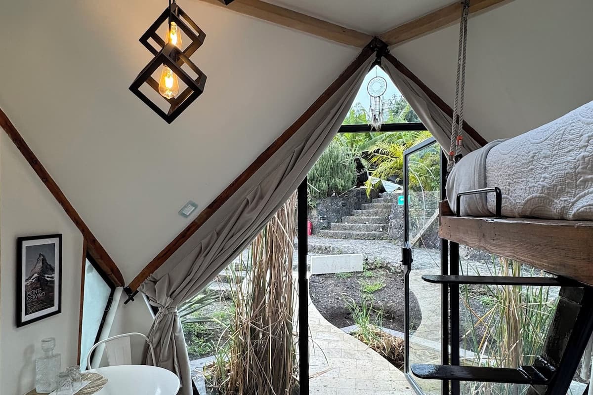 1 habitación, cubrecamas, minibar y ropa de cama