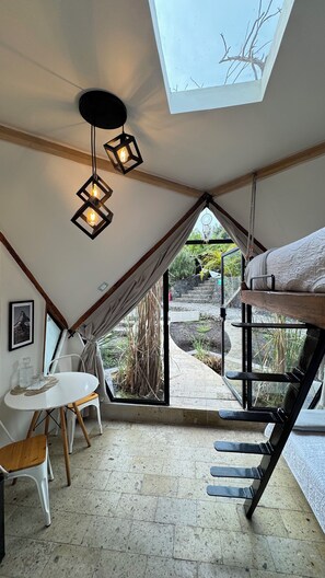 1 chambre, couette en duvet d'oie, minibar, draps fournis