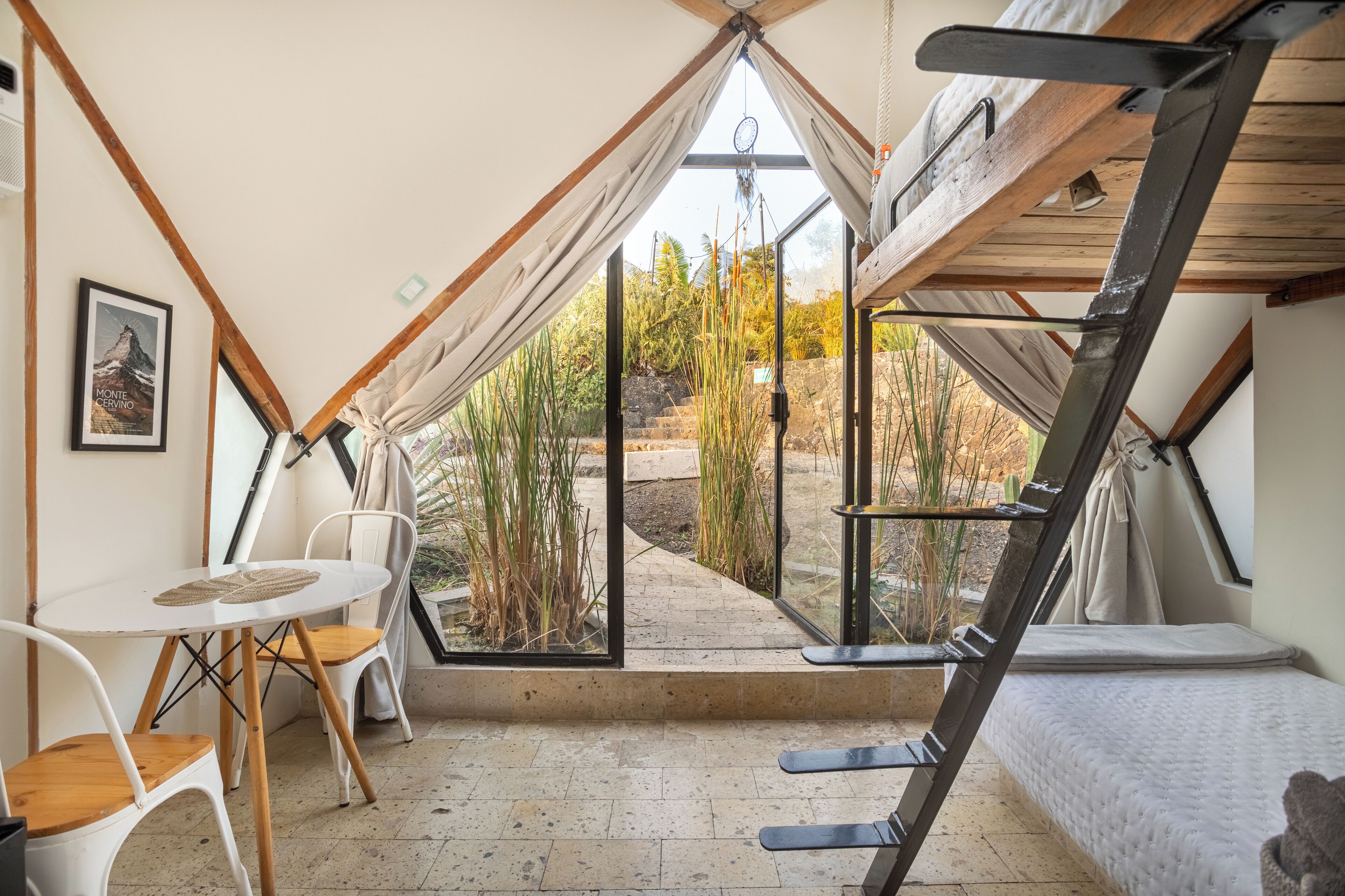 1 غرفة نوم وألحفة محشوة بالريش وميني بار وملاءات أسرّة