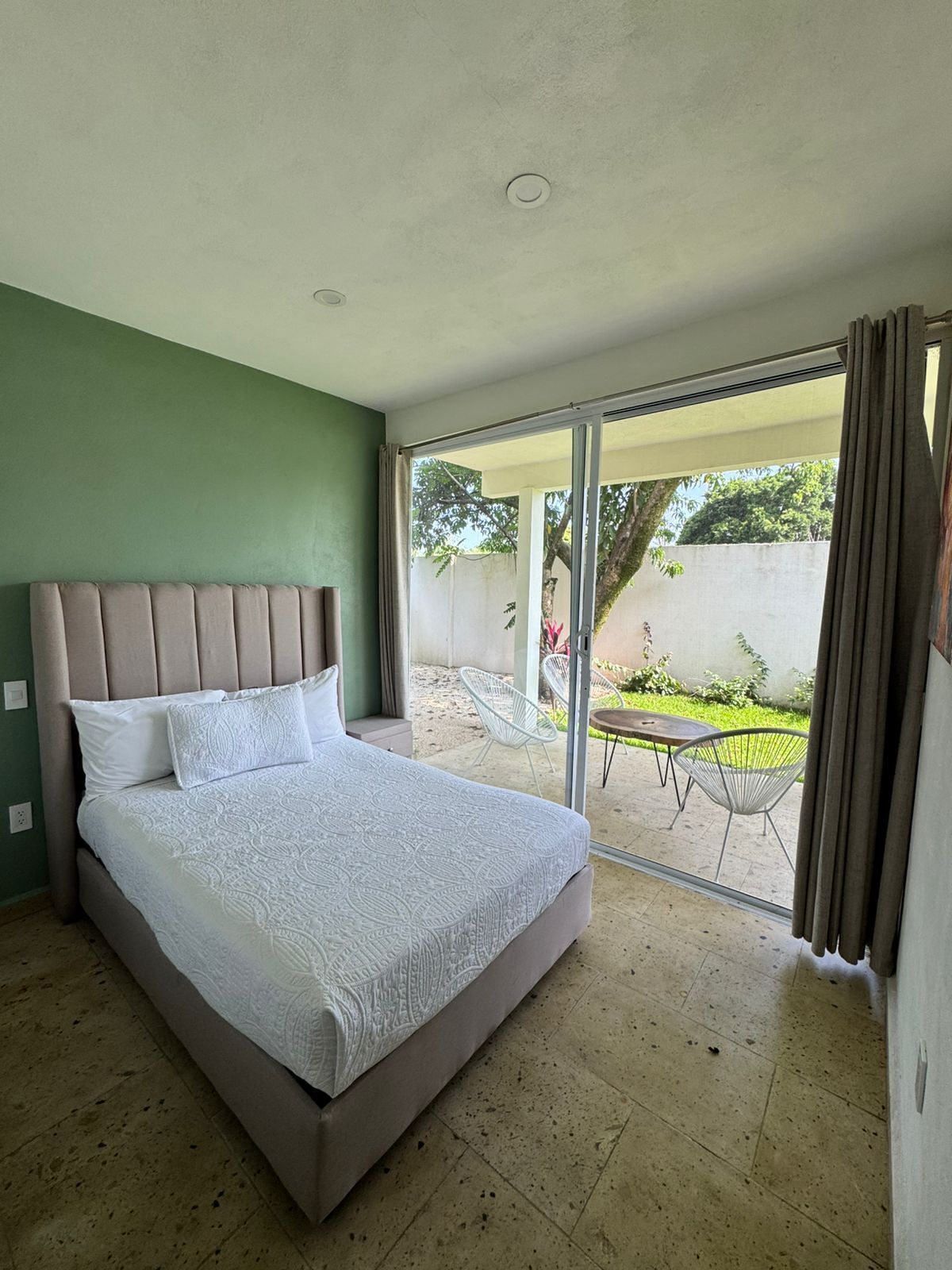 1 habitación, cubrecamas, minibar y ropa de cama 