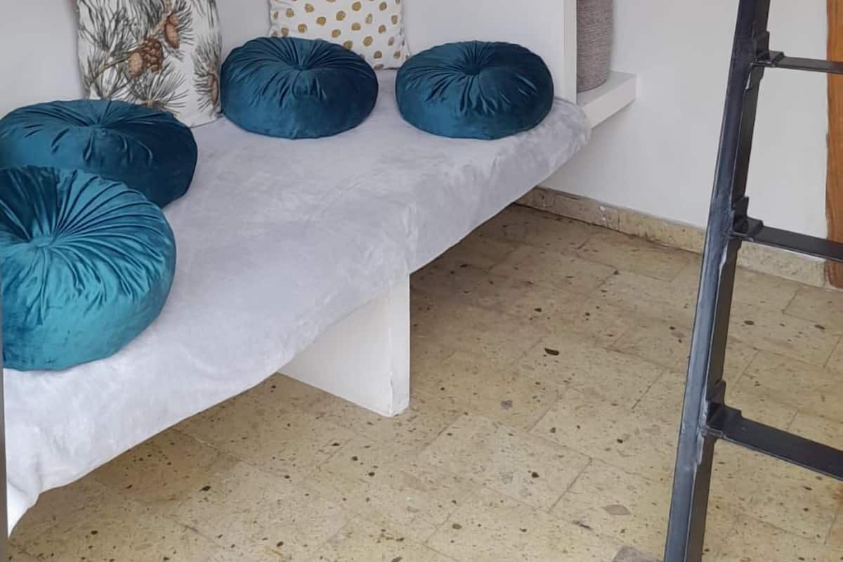 1 habitación, cubrecamas, minibar y ropa de cama