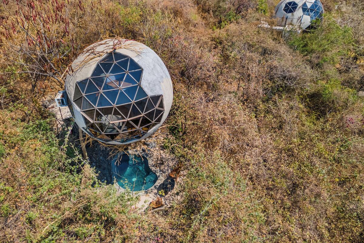 Dos estructuras esféricas en un entorno natural.