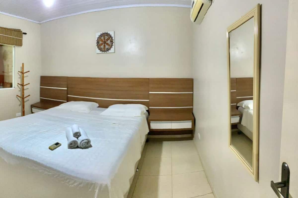 Family Room | Laptop workspace, free WiFi, bed sheets