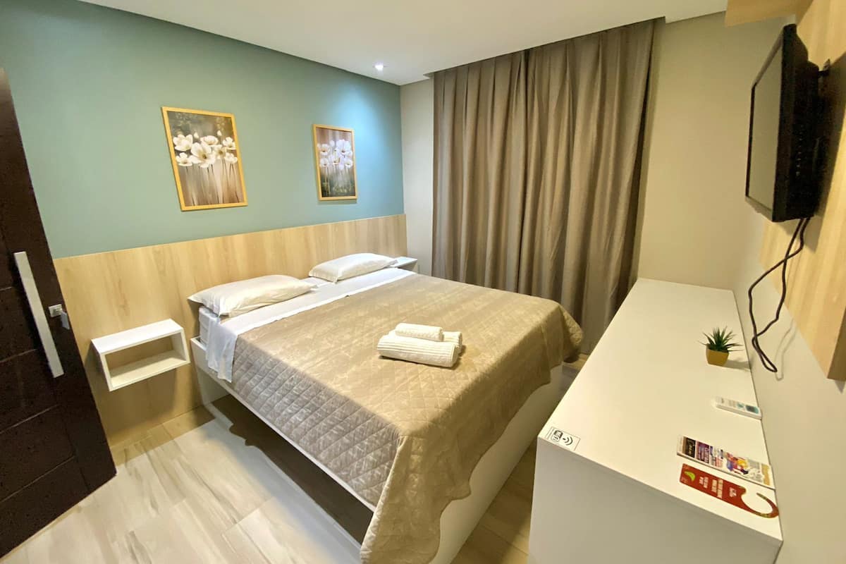 Deluxe Double Room | Laptop workspace, free WiFi, bed sheets