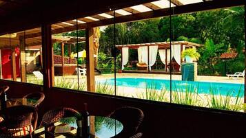 2 piscine all'aperto, ombrelloni da piscina, lettini