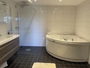 Dusch, bubbelbadkar, hårtork och tvål