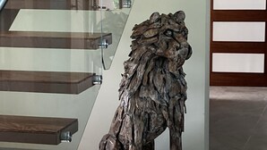 A staircase with glass railings and a wooden floor. - Casa Mono Alegre (Tres Rios)