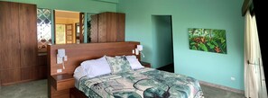 4 habitaciones, tabla de planchar con plancha, wifi y ropa de cama 