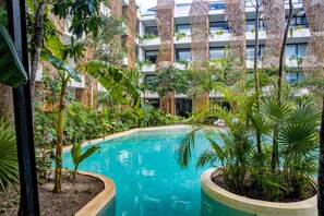 Una piscina al aire libre