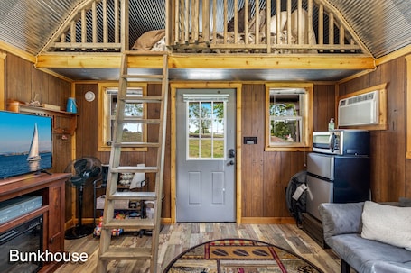 Smart TV, fireplace, DVD player. The Cowskin Bunkhouse - Lakeview Getaway - perfect for fishermen/small families!