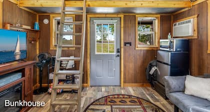 The Cowskin Bunkhouse - Lakeview Getaway - perfect for fishermen/small families!