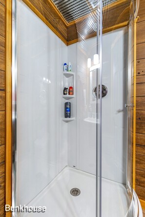 Haartrockner, Handtücher, Seife, Shampoo