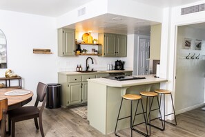 Jääkaappi, mikroaaltouuni, liesi, leivänpaahdin