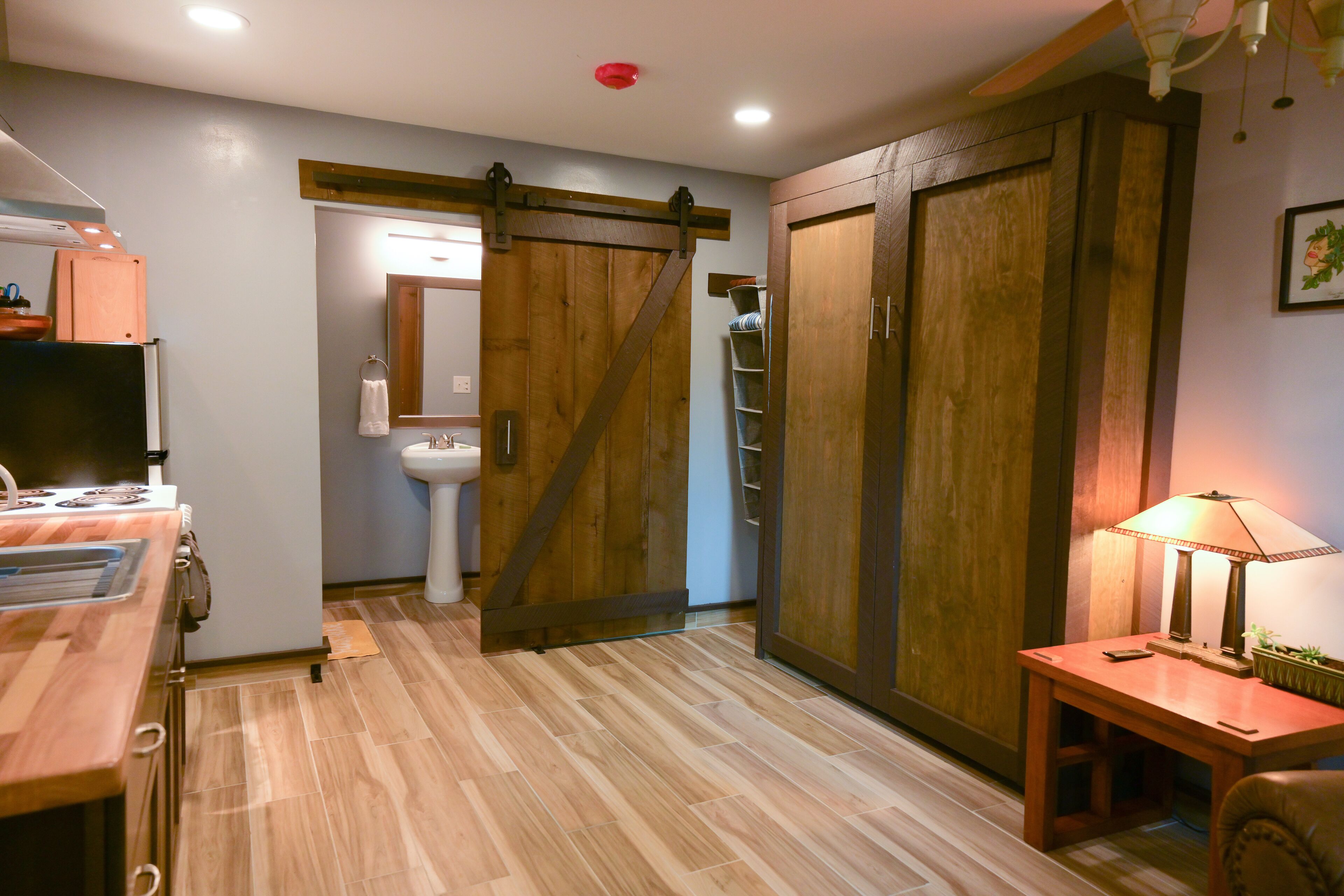 Secadora de cabello, toallas, jabón, papel de baño 