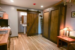 Een haardroger, handdoeken, zeep, toiletpapier