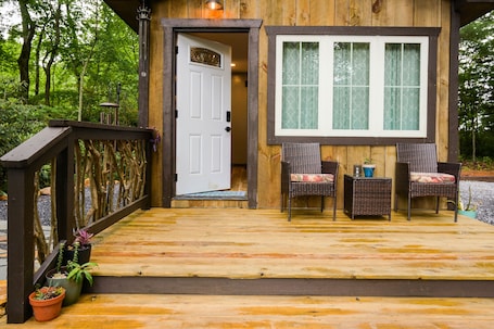 Terrace/patio. Cabin in the woods of Fairview. 20 minutes to Asheville.
