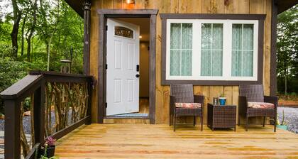 Cabin in the woods of Fairview. 20 minutes to Asheville.