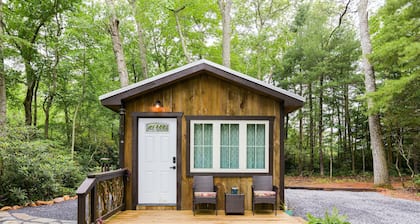 Cabin in the woods of Fairview. 20 minutes to Asheville.