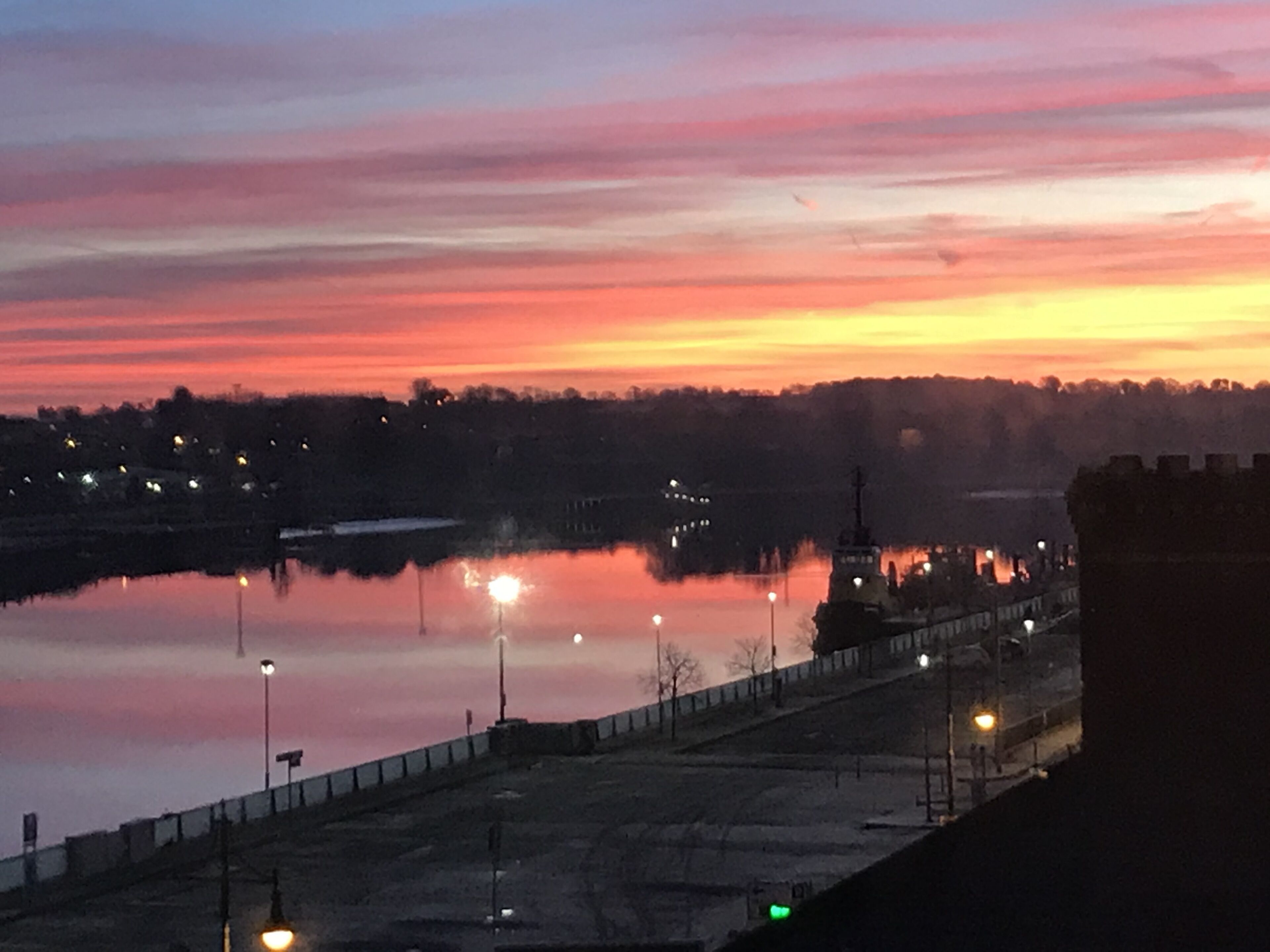 City Centre bright & spacious Rooftop apartment alongside Suir river-great views