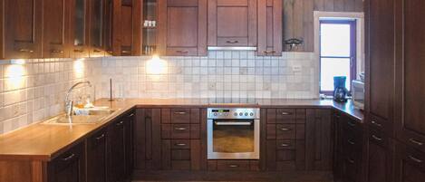 Fridge, dishwasher, coffee/tea maker