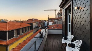 A rooftop terrace with a view of the cityscape, including a crane in the distance. - T2 Flores (Porto)