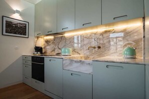 Fridge, oven, dishwasher, coffee/tea maker