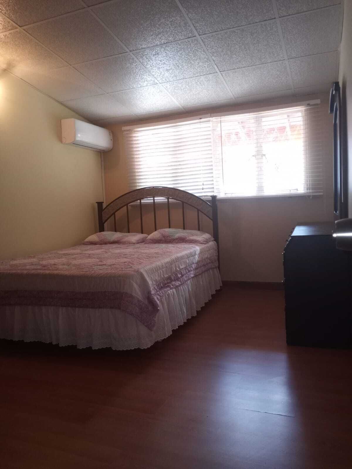 3 habitaciones, tabla de planchar con plancha, wifi y ropa de cama 