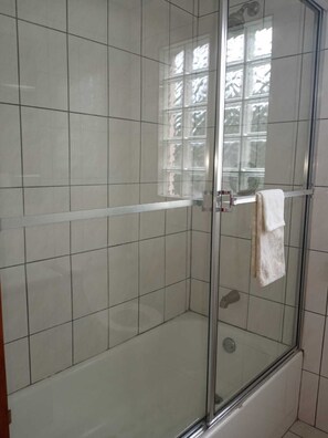 Douche, sĂšche-cheveux, papier toilette