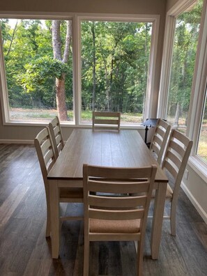 Dining - Shawnee Bend Lake of the Ozarks Shome, Quiet! Fisherman room for trailer parking (Sunrise Beach)