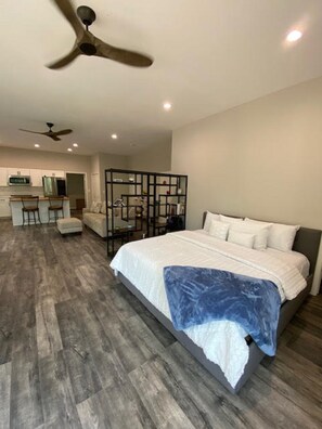 1 bedroom, WiFi, bed sheets - Shawnee Bend Lake of the Ozarks Shome, Quiet! Fisherman room for trailer parking (Sunrise Beach)
