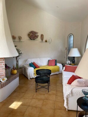 Fernseher, DVD-Player, Bücher, Drucker