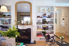 40 インチのスマートテレビ (ケーブル放送視聴可)、Netflix、ストリーミングサービス